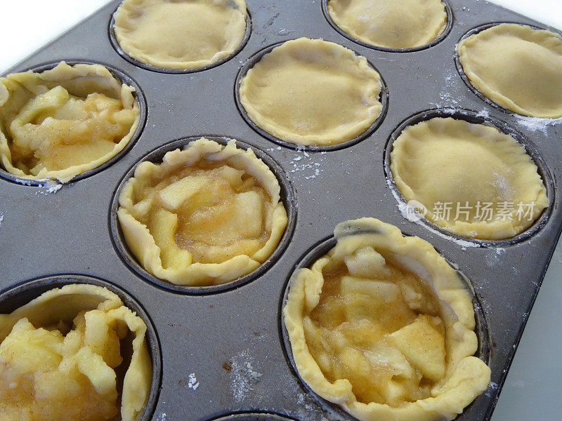 家庭烘焙形象，填满一个个苹果派/果馅饼，自制酥皮点心